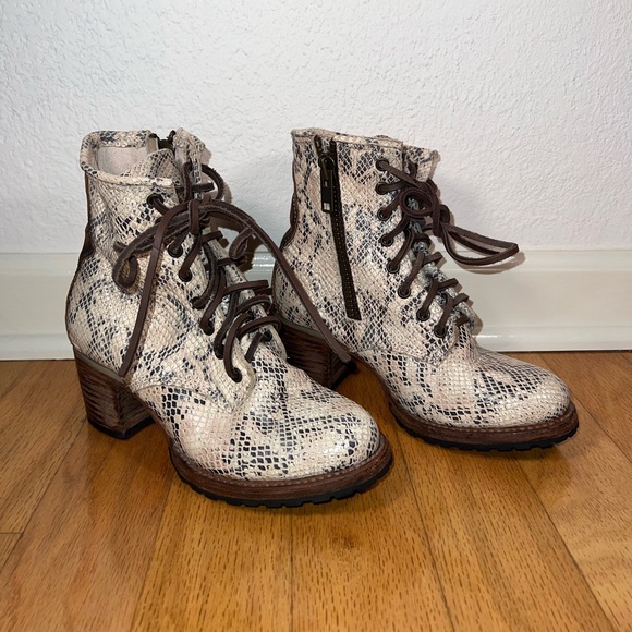 LIKE NEW RARE FreeBird Cavalier white snake skin women’s size 7 ankle boot - Picture 1 of 12